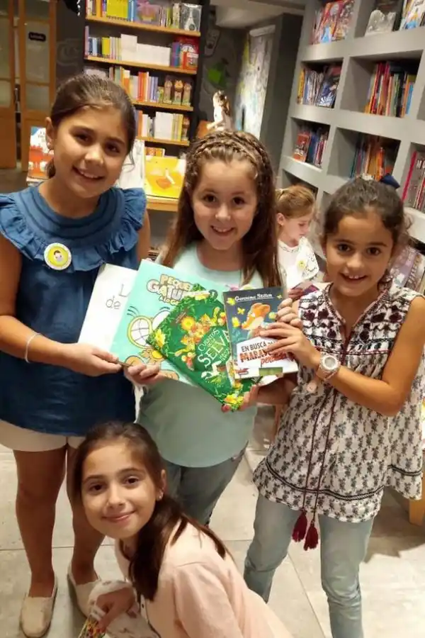 -Durante una visita a una librería de barrio Norte. club de lectura de niñas curiosas.- 