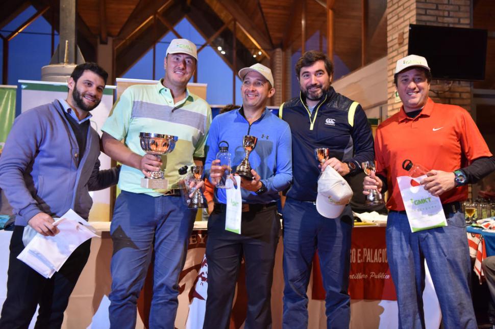 CON LA COPA. El equipo ganador, después de imponerse en el Jockey Club.