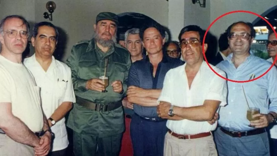 VISITA. En los años 80, Castro fue a ver a una delegación médica de la ONU en La Habana. Entre ellos se encontraba el médico César Chelala (en círculo). 