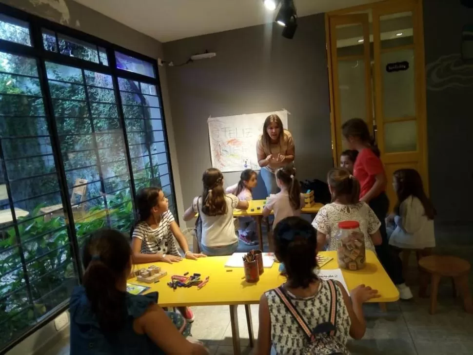 ATENTAS. Las chicas del club y Guadalupe. CLUB DE LECTURA DE NIÑAS CURIOSAS.-