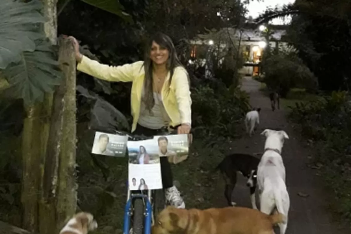 Una candidata a delegada comunal hace su campaña en bicicleta