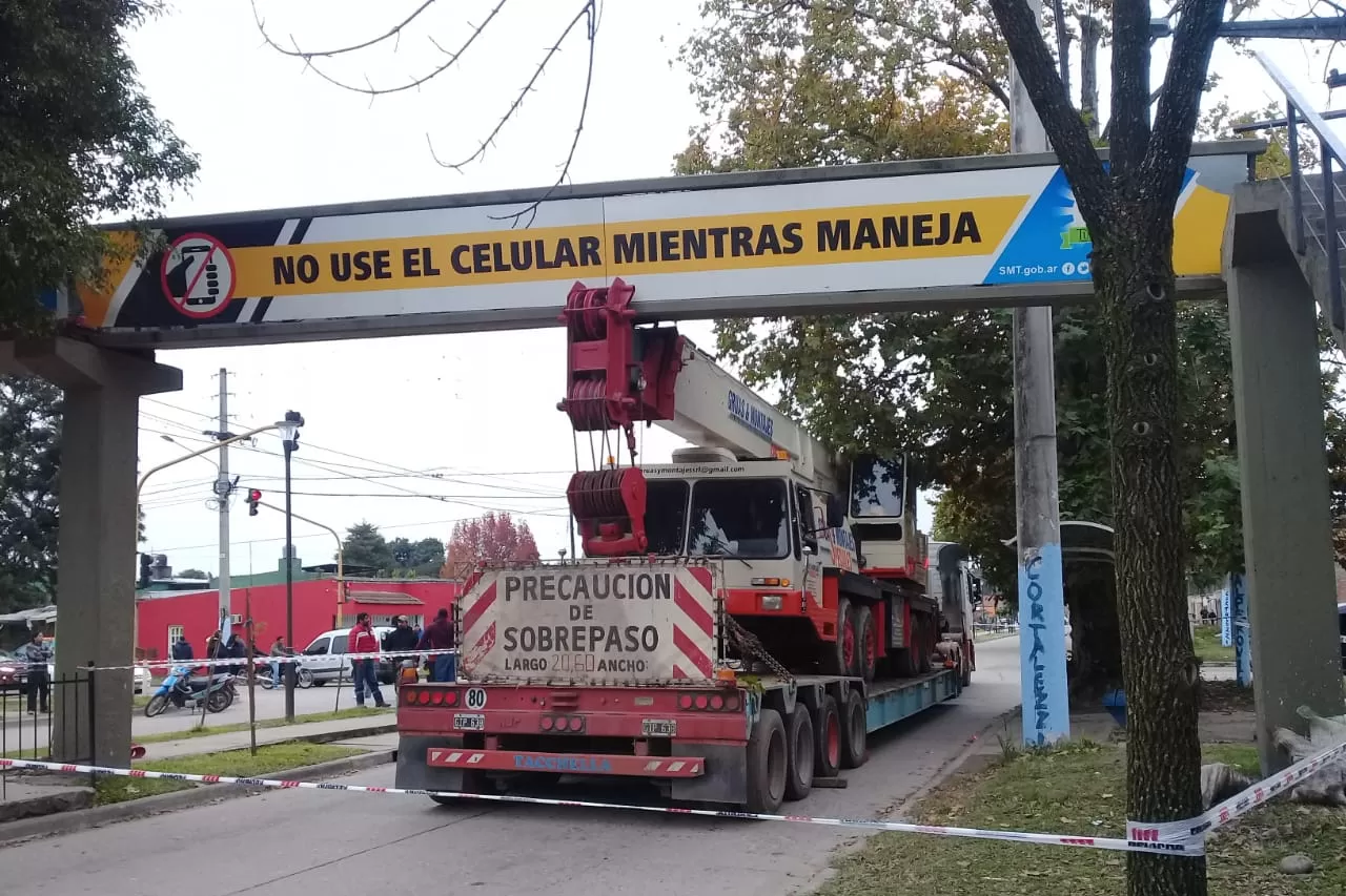 Video: un camión quedó atorado en un puente en Independencia y Rufino Cossio