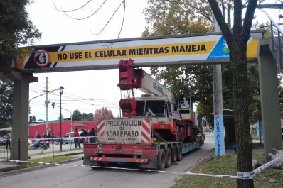 Video: un camión quedó atorado en un puente en Independencia y Rufino Cossio
