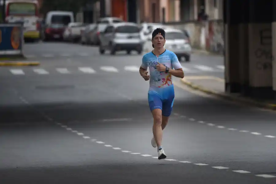Luchó contra el cáncer y le dijeron que no volvería a caminar: hoy es campeón de triatlón