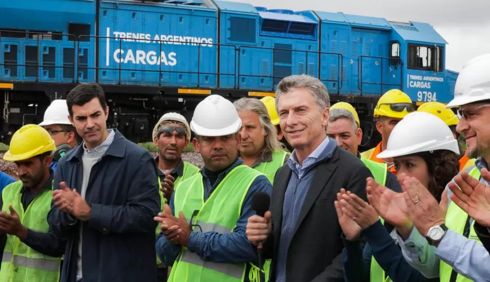 VISITA. Urtubey aplaude al presidente Macri, quien valoró la inversión federal en estructura ferroviaria en Salta. télam