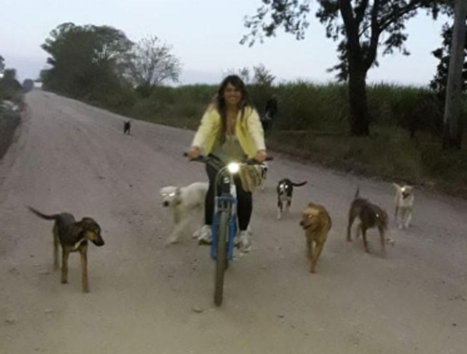 Una candidata a delegada comunal hace su campaña en bicicleta