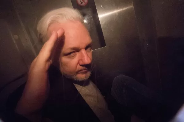Denuncian que Assange sufrió tortura psicológica