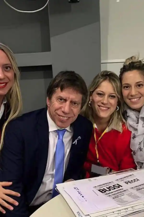 FAMILIA. Bussi mezcla sus clásicas consignas con fotos junto a sus hijas.