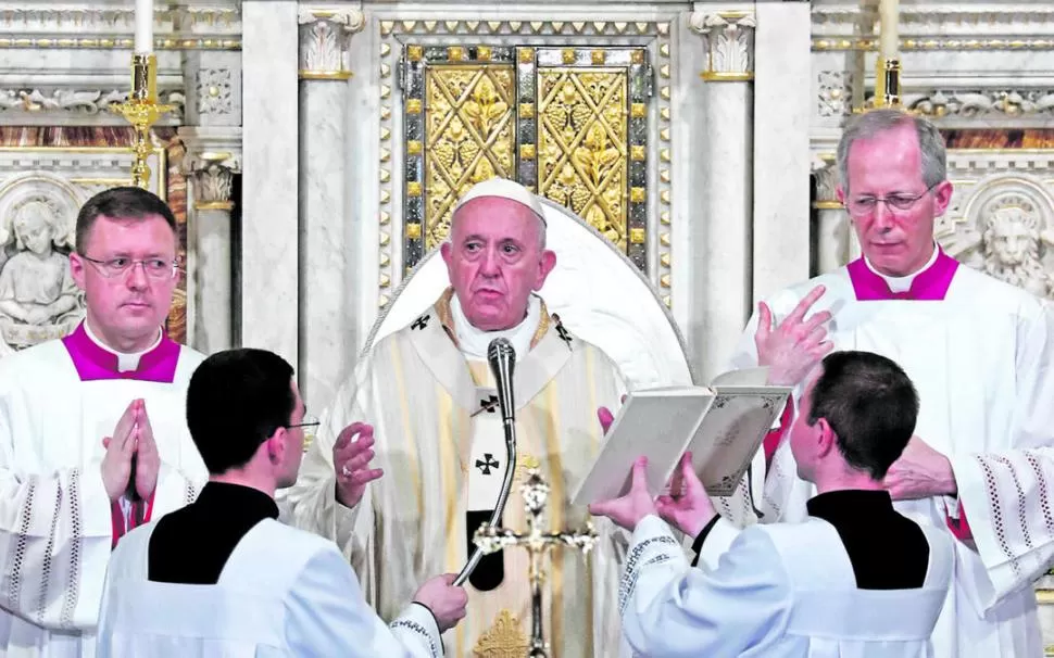 EUCARISTÍA. El papa Francisco ofició una misa para 100.000 personas.  agencia reuters