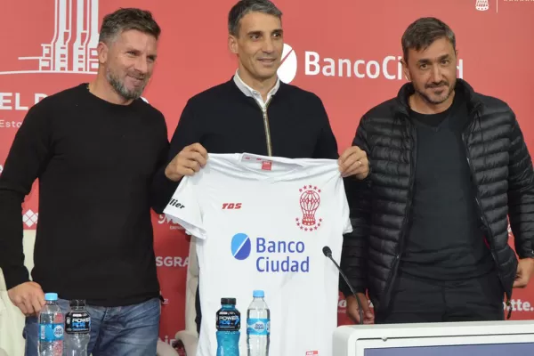Juan Pablo Vojvoda fue presentado como técnico de Huracán