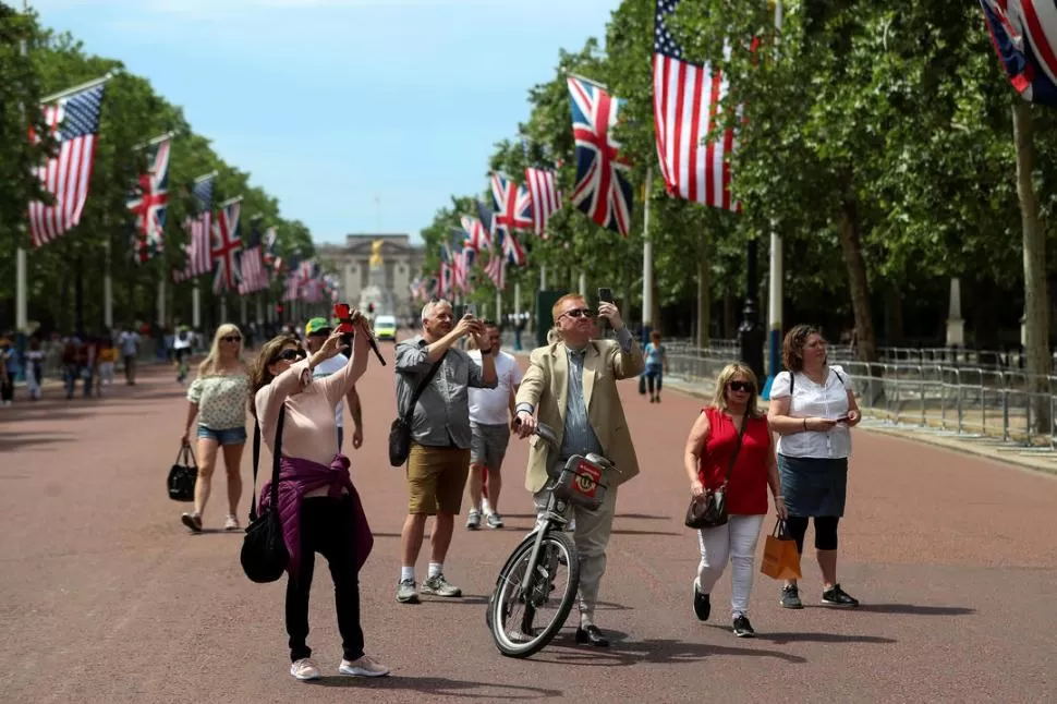 COLORES. Banderas británicas y estadounidenses en calles de Londres.  reuters