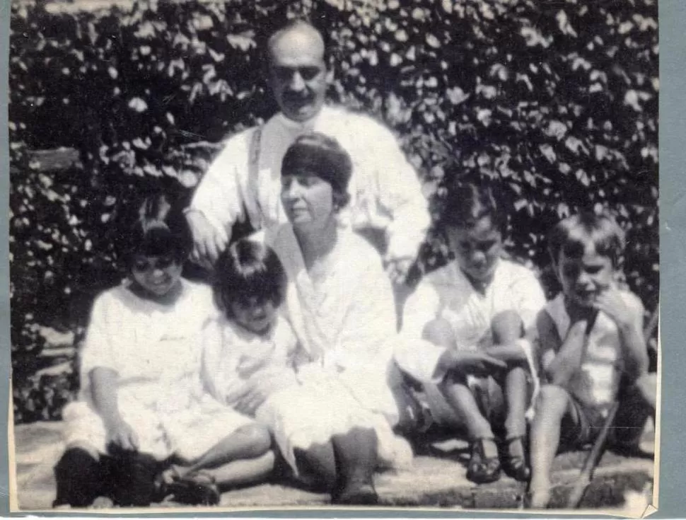 JUAN B. TERÁN. El rector de la Universidad en el campo, junto a su esposa y cuatro de sus hijos 