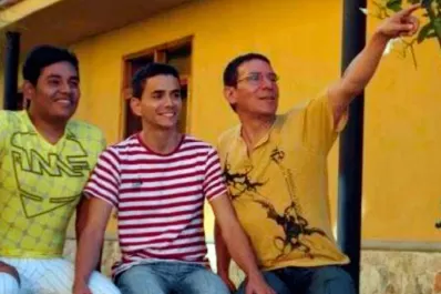 Poliamor: dos hombres recibirán una pensión compartida después de la muerte de su pareja