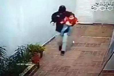 Video: una pareja con un bebé entró a robar en una casa y golpeó a dos ancianas
