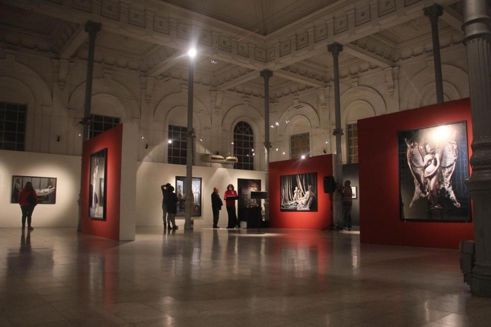 “OTRA ELLA”. En las salas centrales, se instalaron más de 30 fotografías y objetos que resumen los últimos años de producción de Costantino. Museo Provincial Timoteo Navarro.- 