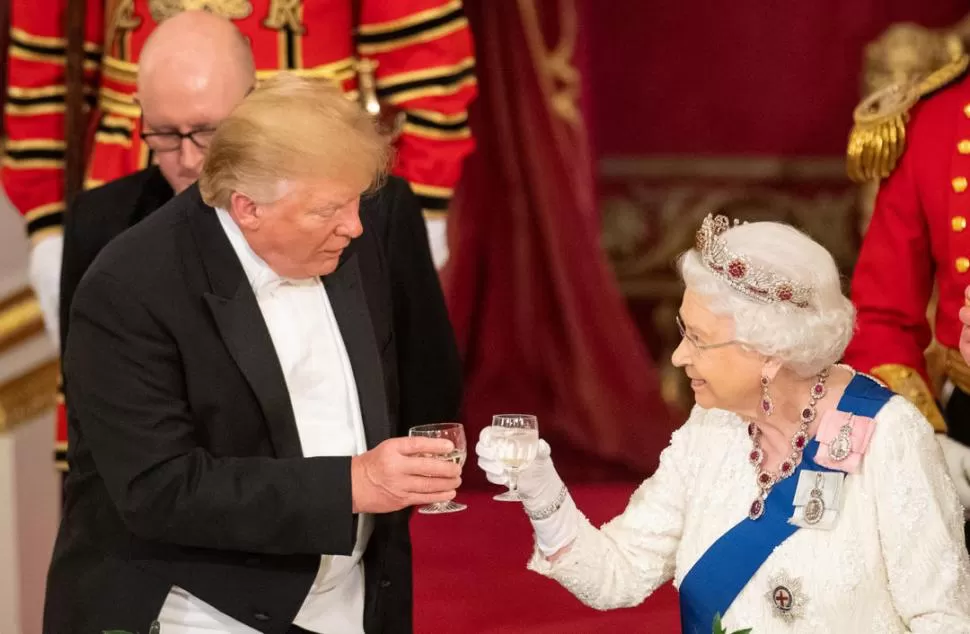 BRINDIS. Donald Trump y la reina Isabel se manifestaron a favor de estrechar relaciones, sobre todo, comerciales.  reuters