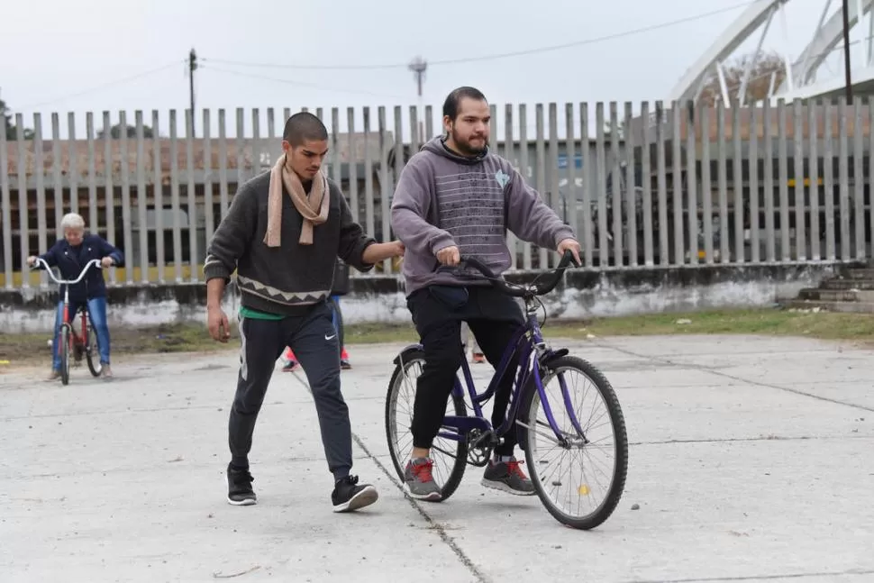 PRIMERA PEDALEADA. Rafael Carretero tiene 31 años y decidió que -de ahora en más- usará la bicicleta como único medio de transporte. la gaceta / fotos de analia jaramillo 