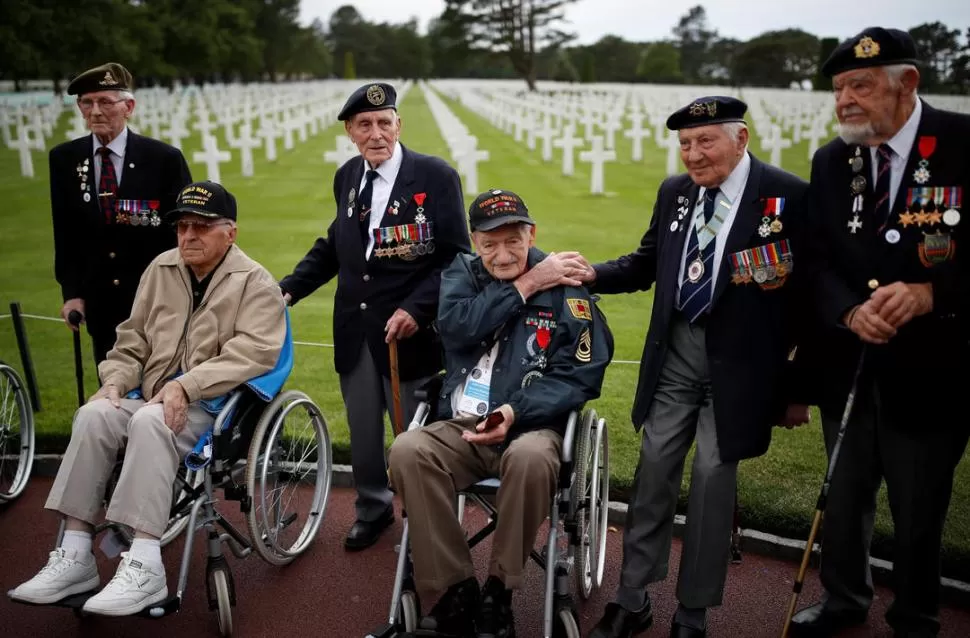 HÉROES. Veteranos de guerra británicos y norteamericanos asisten a una ceremonia en el cementerio de Normandía. REUTERS
