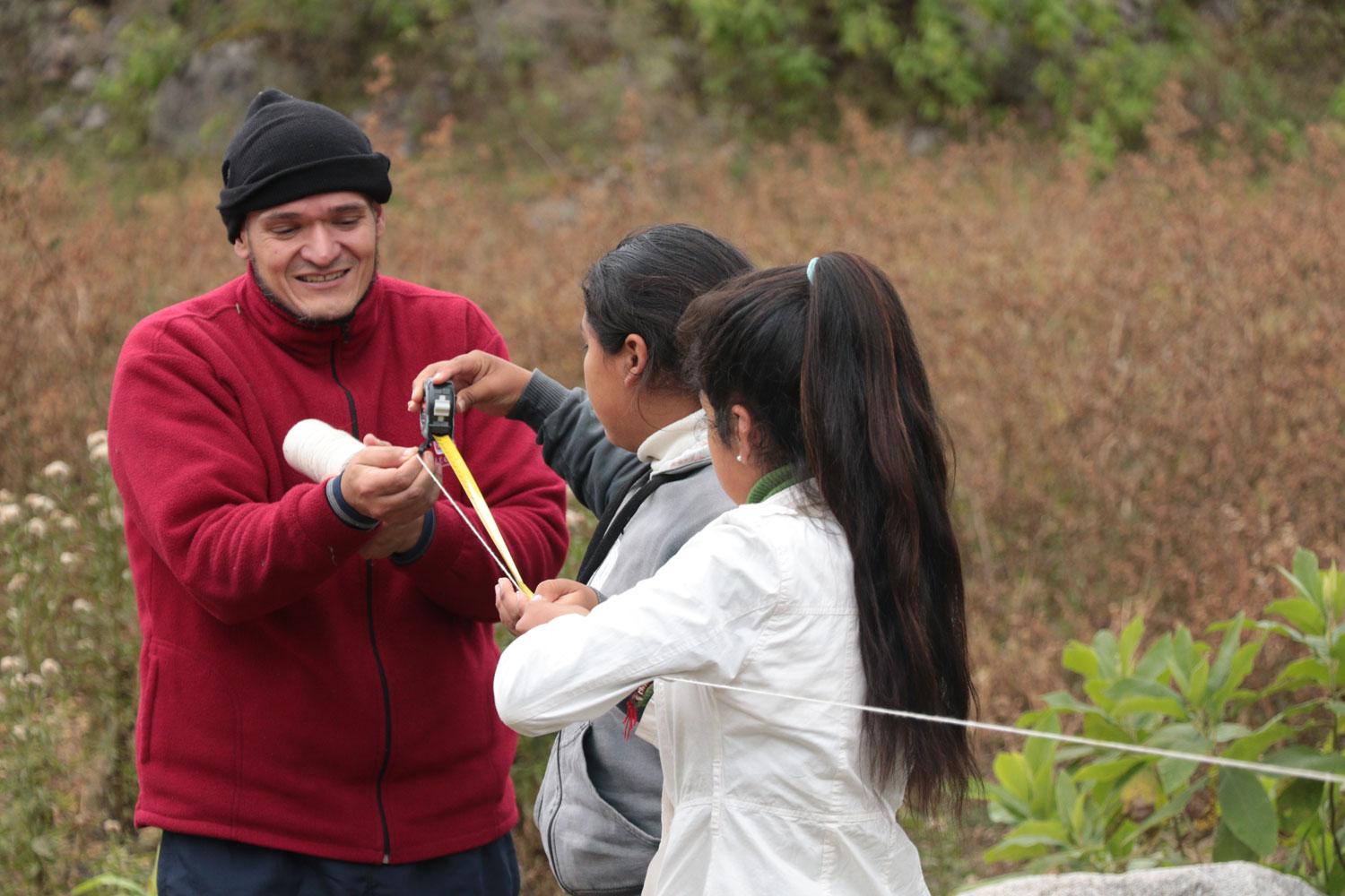 PROYECTO. Junto al profesor Núñez, los chicos trabajan en un plan de reforestación de la zona.