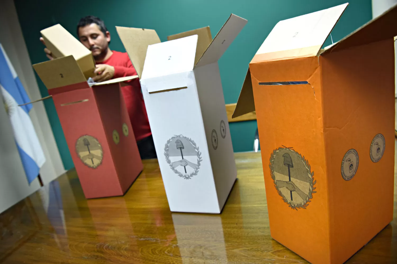 JUNTA ELECTORAL. Por primera vez, las urnas estarán identificadas con colores según la sección.