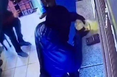 Video: prendieron fuego y quemaron a dos mujeres por no poder robar el dinero de un comercio