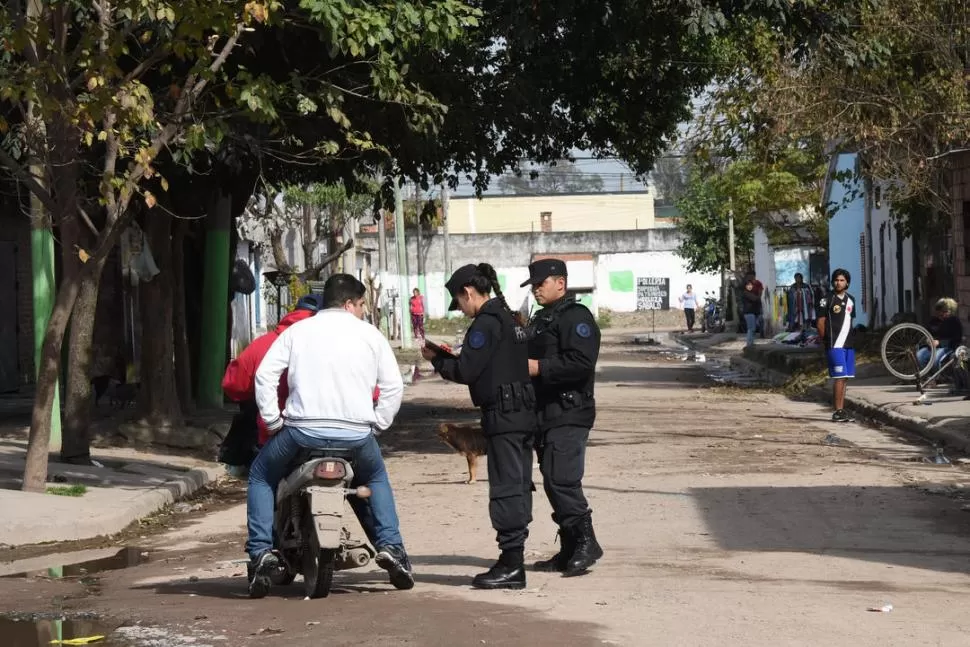 PAPELES. Federales registran la documentación de un motociclista. la gaceta / fotos de Analía Jaramillo