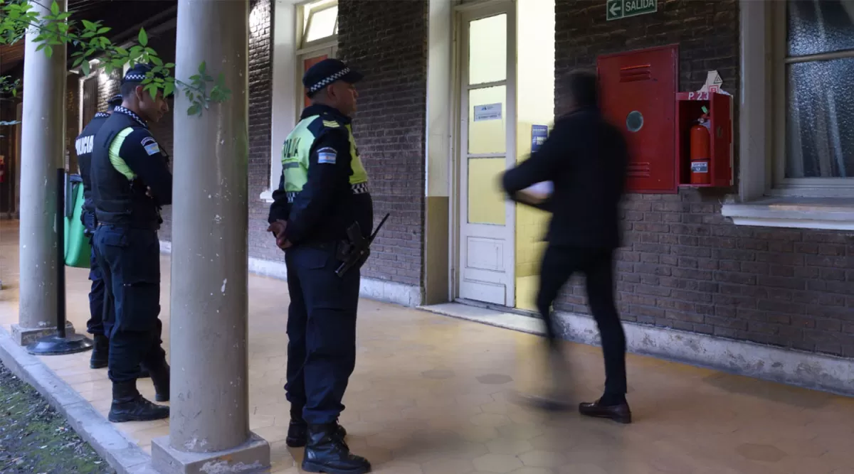 PREVENCIÓN. Policías en la puerta de la oficina del fiscal Claudio Bonari.