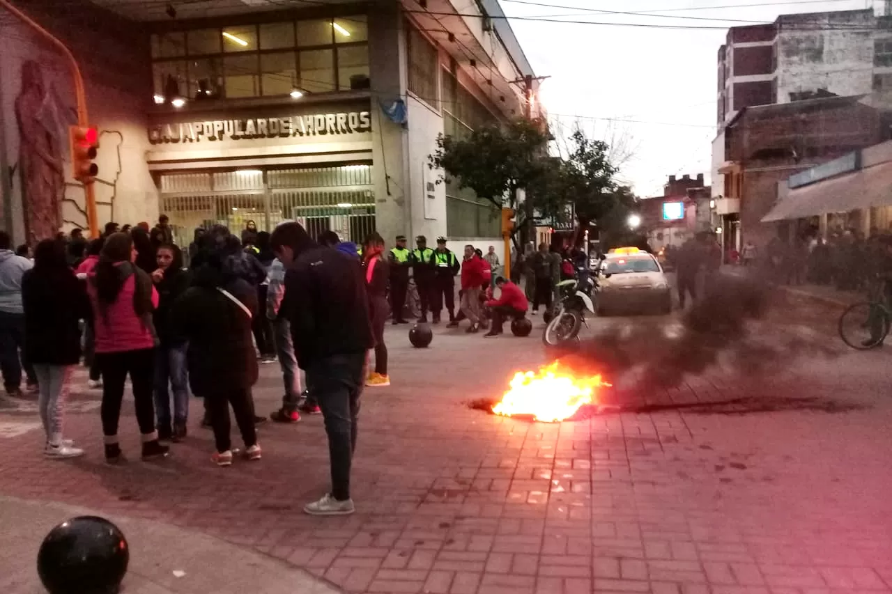 Protestaron en Concepción para que les paguen un subsidio estatal