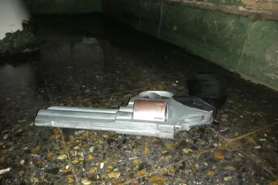 Revuelo en un colegio del microcentro: dos adolescentes manipulaban un revólver