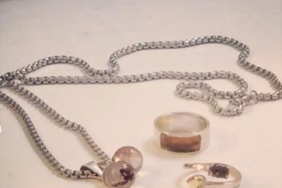 Agustina Kämpfer se hizo joyas con el cordón umbilical, la placenta y el pelo de su hijo