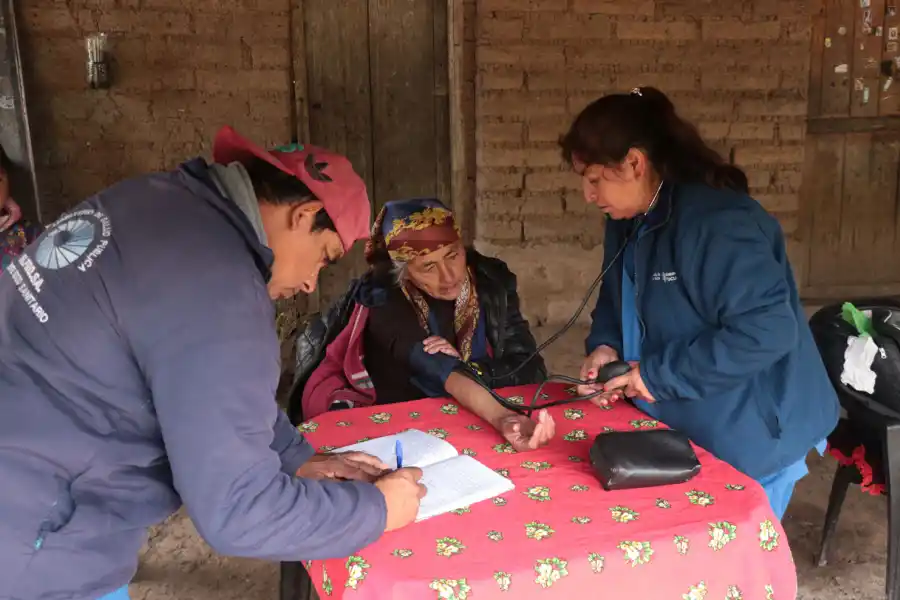 CENSO. Pedrín y Olguita recopilan datos en la casa de doña 