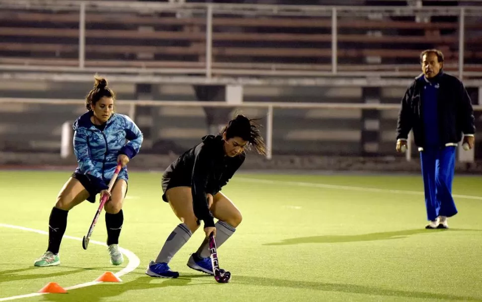 EN ACCIÓN. Las chicas tuvieron su primera práctica el miércoles por la noche en Natación, con un plantel de 39 jugadoras. Ayer lo hicieron los varones, con 37 nombres. la gaceta / Foto de José Nuno