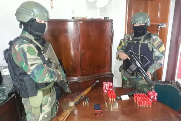 Secuestran 30 kg de marihuana y armas