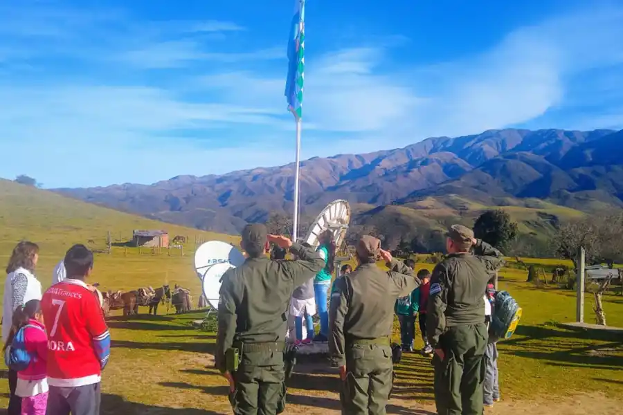 ALTA MONTAÑA. Personal de Gendarmería llevó las urnas a esas localidades.