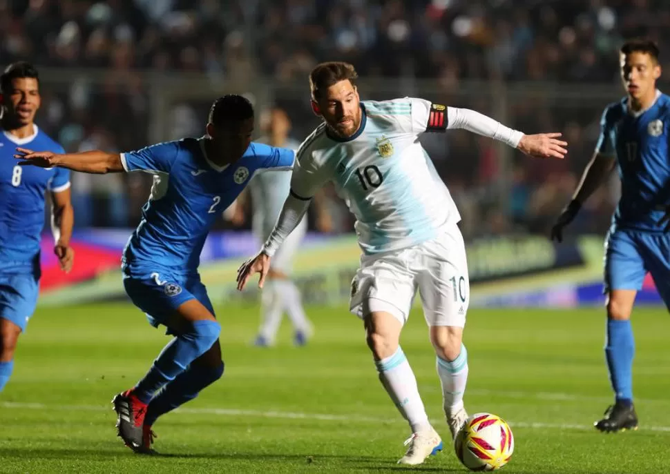 LA PELOTA SIEMPRE AL “10”. Cuando Lionel Messi entra en acción, siempre sucede algo interesante para su equipo. Reuters
