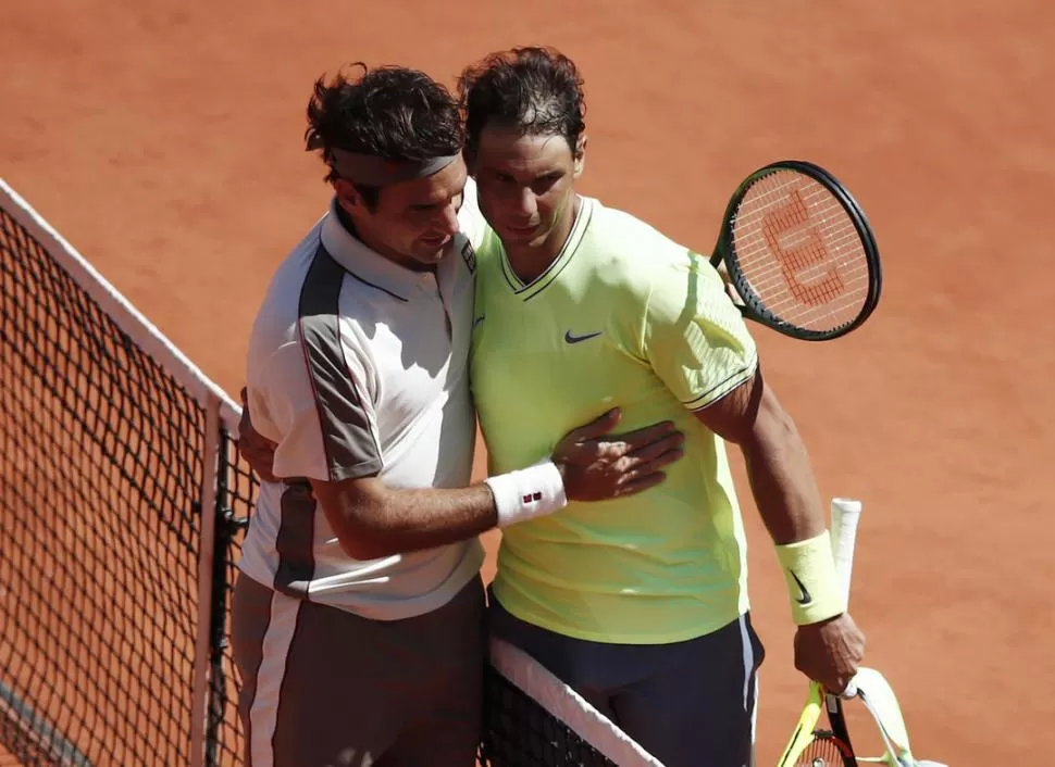 RIVALES Y RESPETADOS. Federer y Nadal se saludan en la red luego de la semifinal. Referentes del tenis en los últimos tiempos, se respetan entre ellos.  