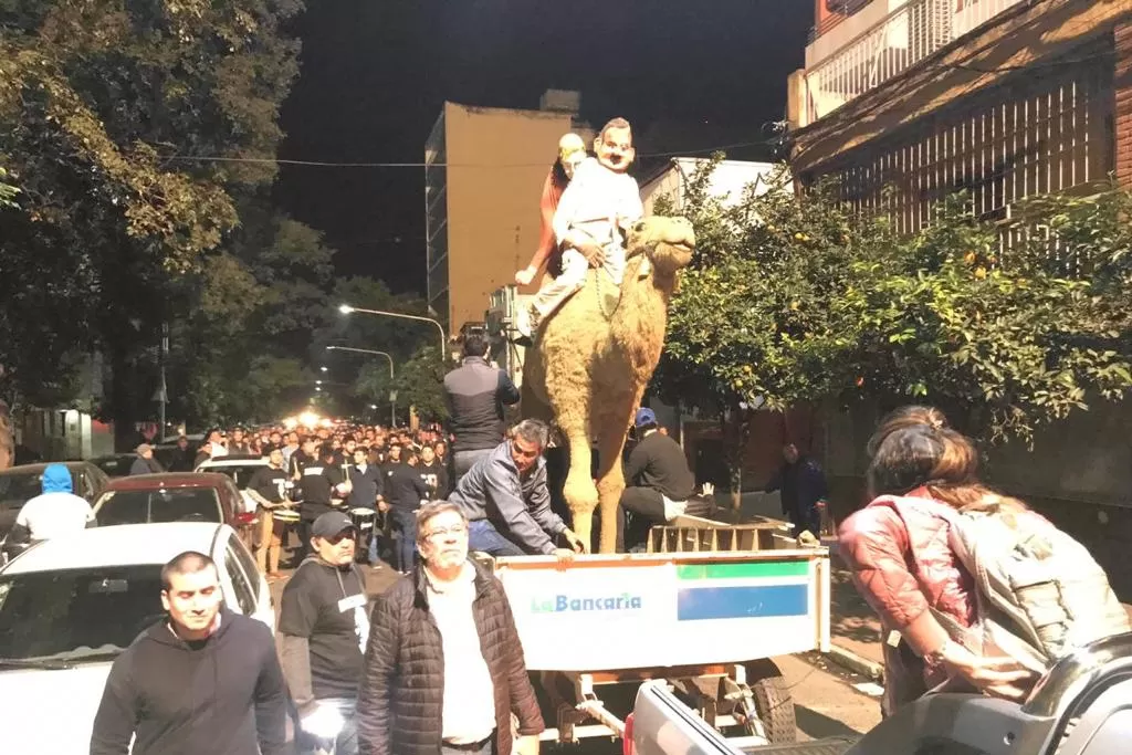 Con un camello, La Bancaria festejó la reelección de Manzur