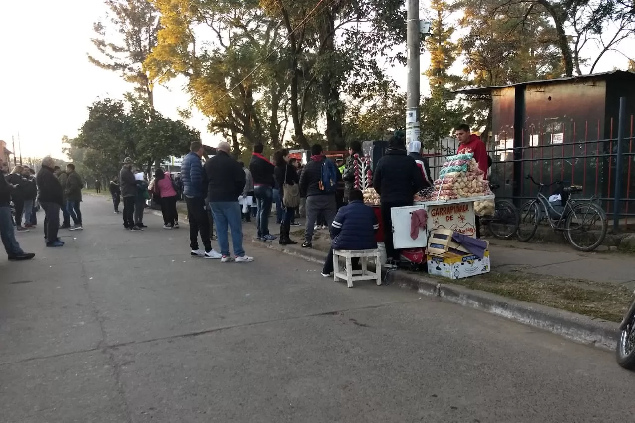La elección arrancó con demoras en varias escuelas y colegios de Tucumán