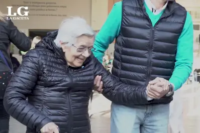 Con 94 años, Clementina votó y se emocionó por los aplausos de la gente