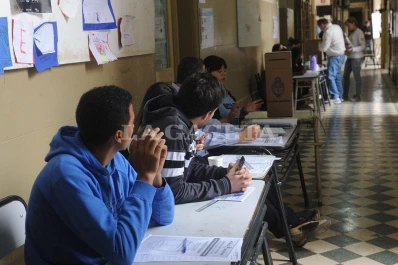 Demoraron a un fiscal por ingresar a una escuela con votos fotocopiados