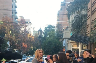 De los principales candidatos a gobernador, Silvia Elías de Pérez fue la primera en votar