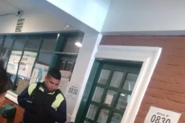 Una mujer se quedó encerrada en el cuarto oscuro y debieron llamar a un cerrajero