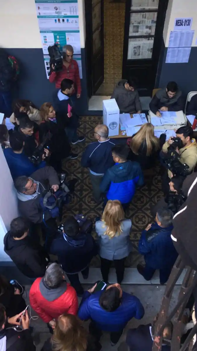 De los principales candidatos a gobernador, Silvia Elías de Pérez fue la primera en votar 