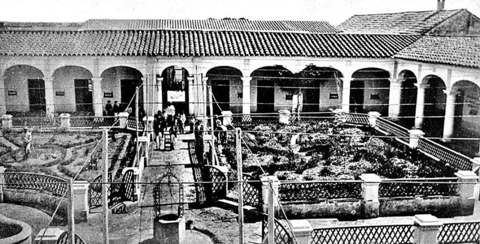 EL COLEGIO NACIONAL. En una foto de 1870, patio del establecimiento que instaló el doctor Frías por encargo del presidente Bartolomé Mitre