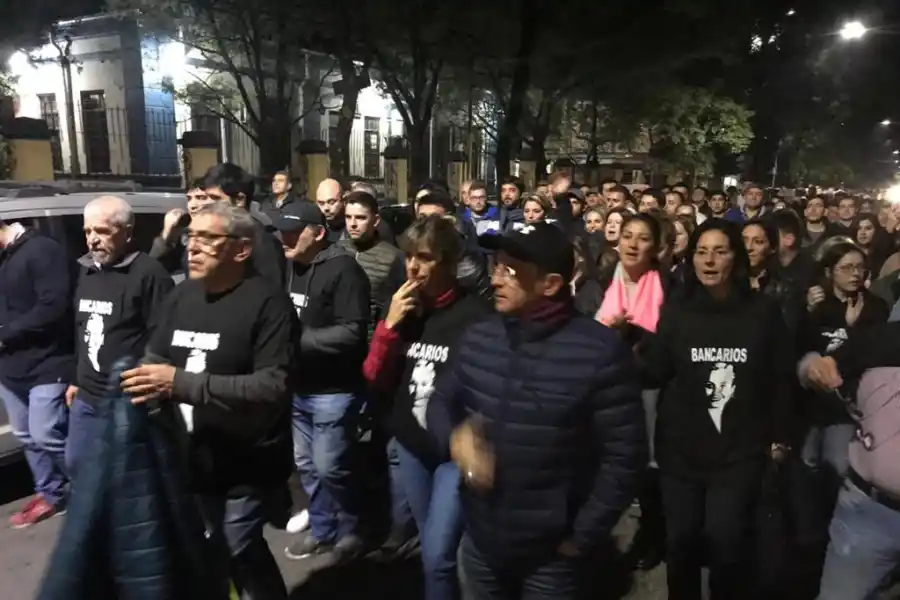 Con un camello, La Bancaria festejó la reelección de Manzur