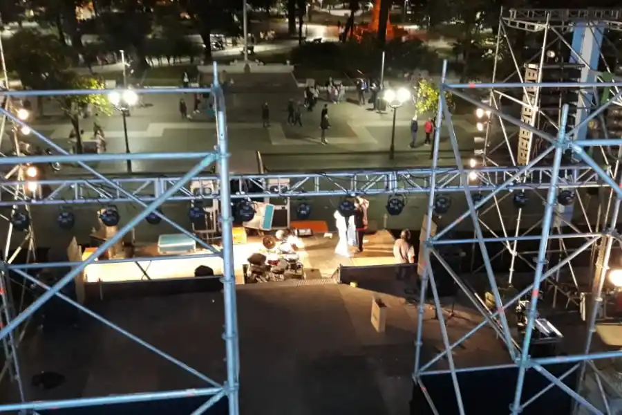 Con un camello, La Bancaria festejó la reelección de Manzur