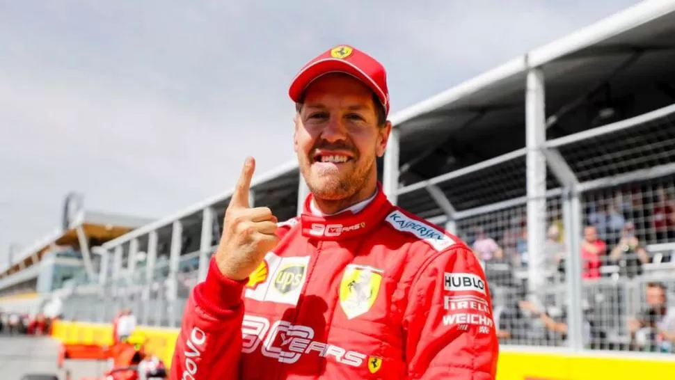 SU MODO DE FESTEJAR. Vettel suele levantar el dedo índice para celebrar. Algunos lo perciben como un gesto prepotente por parte del cuatro veces campeón. formula1.com
