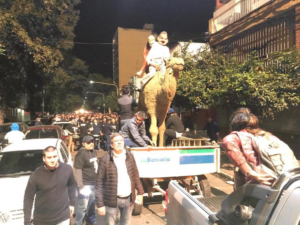 Con un camello, La Bancaria festejó la reelección de Manzur