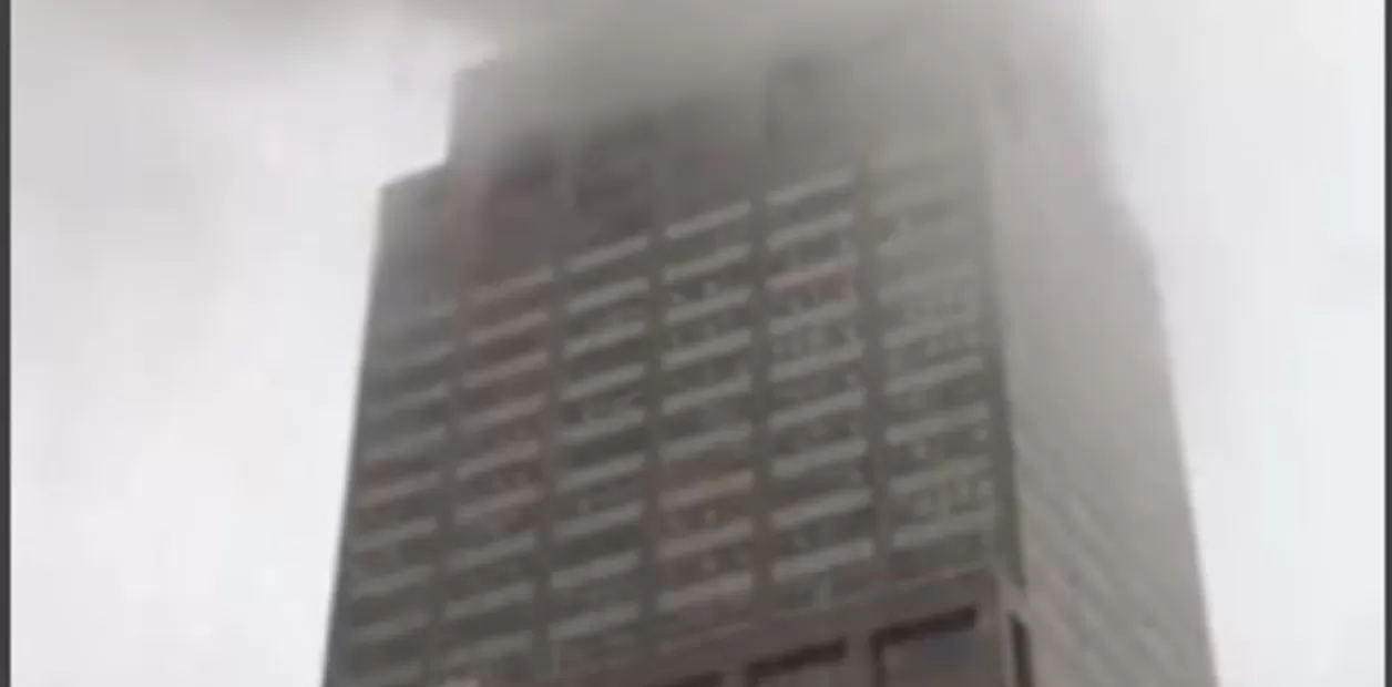 Un helicóptero chocó contra un edificio en Nueva York