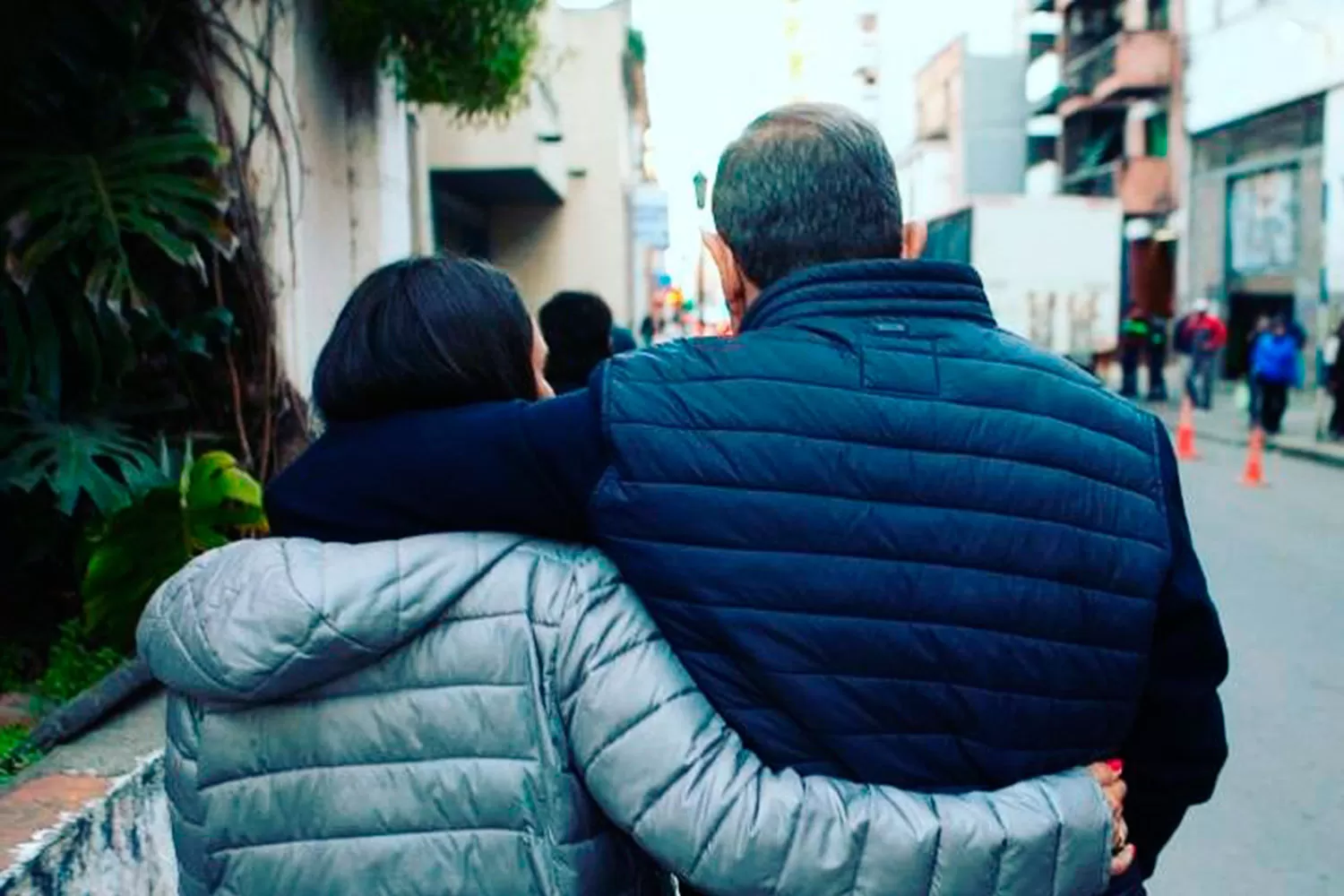 JUNTOS. La foto que posteó Sarita, donde camina con su padre.